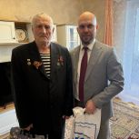 Депутат Челябинской гордумы Вячеслав Курилин поздравил двух ветеранов-блокадников в Металлургическом районе