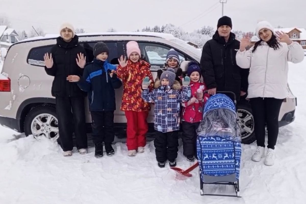 Многодетная семья Алены Малой из Ленского района благодаря субсидии приобрела большой семиместный автомобиль