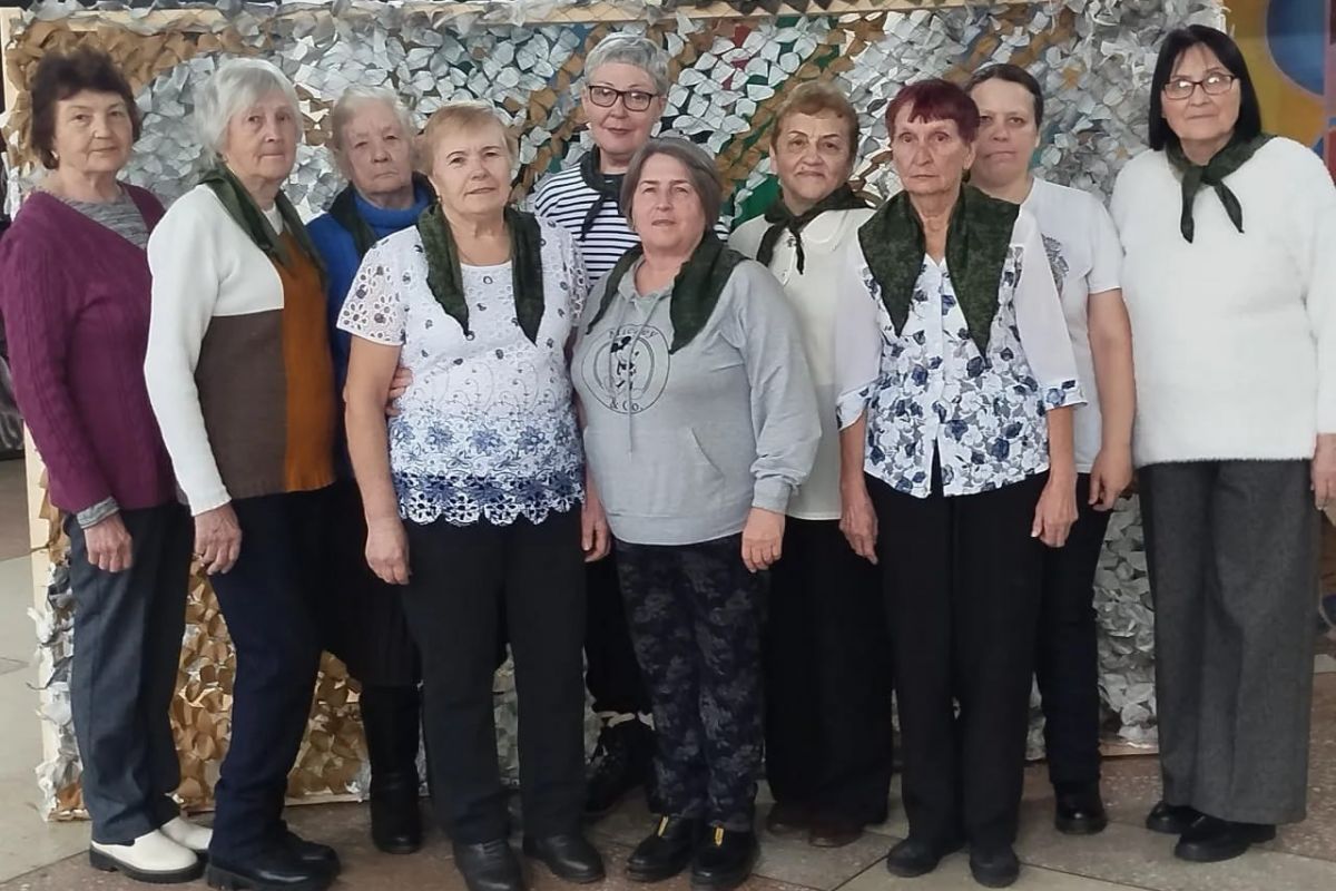 В Кировском округе продолжают помогать бойцам: волонтёры плетут маскировочные сети и собирают гуманитарную помощь