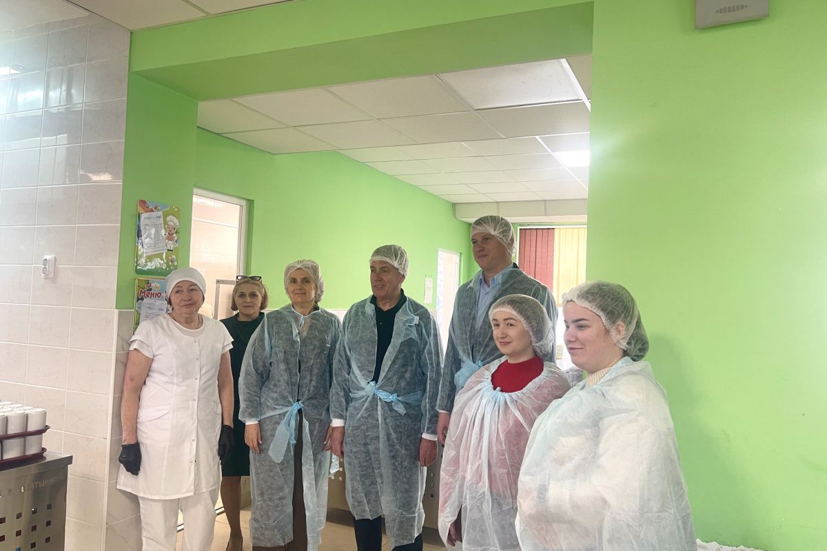 Активисты «Единой России» провели мониторинг организации горячего питания в школе крымской столицы