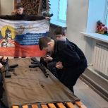 Тактическая медицина и огневая подготовка: ветеран СВО провёл очередное занятие для школьников