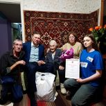 Первичное отделение партии «Единая Россия» поздравило ветерана-педагога со 101-летием