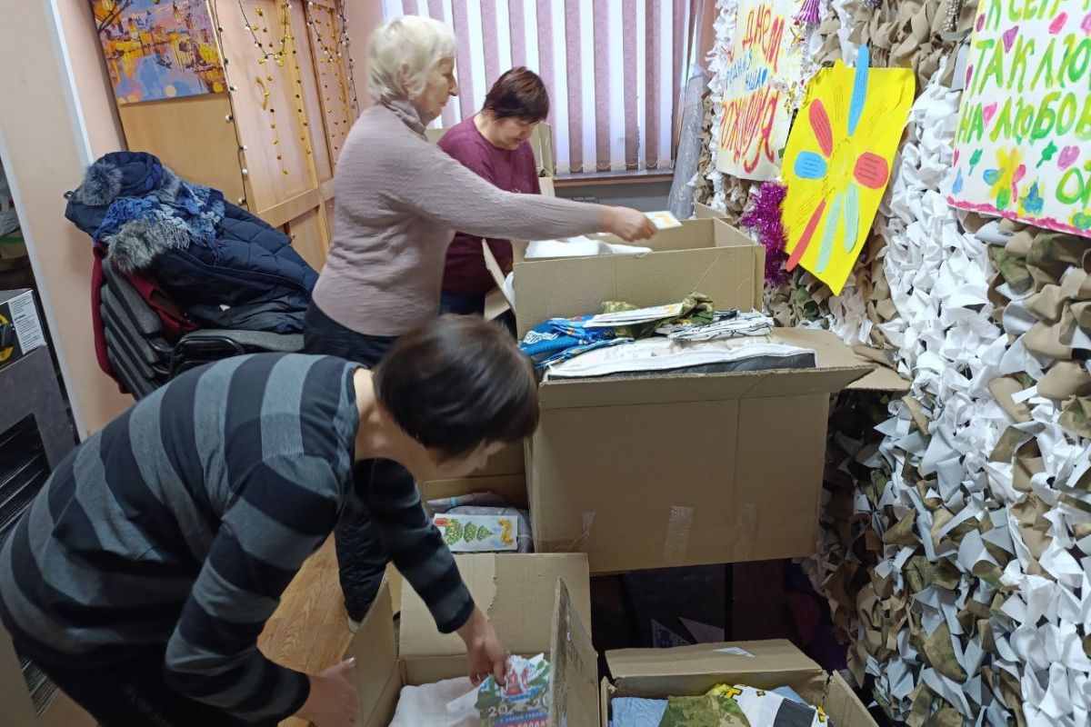 Теплые вещи и угощения: еще один гуманитарный груз собрали общественники Шкотовского округа