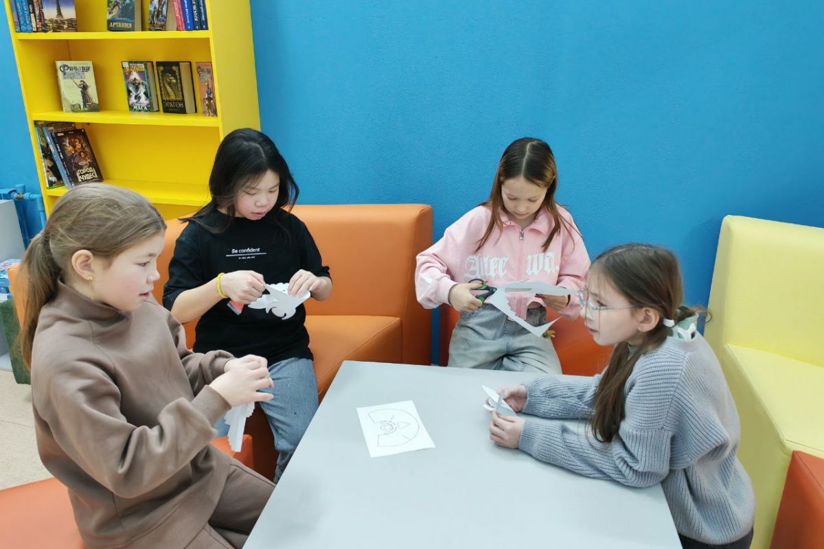 В библиотеке села Ныда состоялся творческий час «Рождественская поделка»