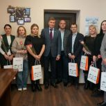 Депутат «Единой России» Сергей Суховенко вручил партбилеты новым единороссам Усть-Донецкого района