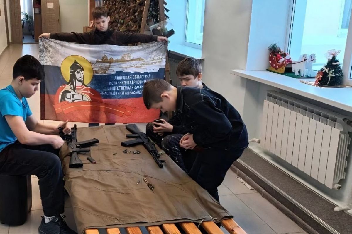 Тактическая медицина и огневая подготовка: ветеран СВО провёл очередное занятие для школьников