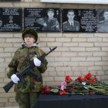 В Зерноградском районе при участии «Единой России» открыли мемориальную табличку в честь участника СВО и кавалера Ордена Мужества Андрея Дорожкина