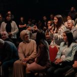 Депутат Виктория Шатова организовала для жителей Зюзина посещение спектакля «Данькина каска»