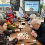 Сторонники «Единой России» провели турнир по шашкам в Стрельне