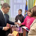 Николай Журавлев в Костроме поздравил детей-героев