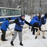 Единороссы и молодогвардейцы по всей стране помогают жителям городов с уборкой снега