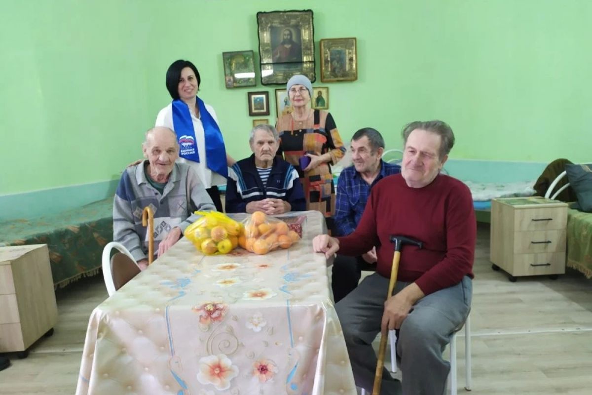 «Единая Россия» поздравила постояльцев Дома милосердия