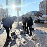 Партийцы и молодогвардейцы помогают городу расчищать остановки от снега