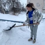 «Единая Россия» продолжает уборку снега после сильных снегопадов