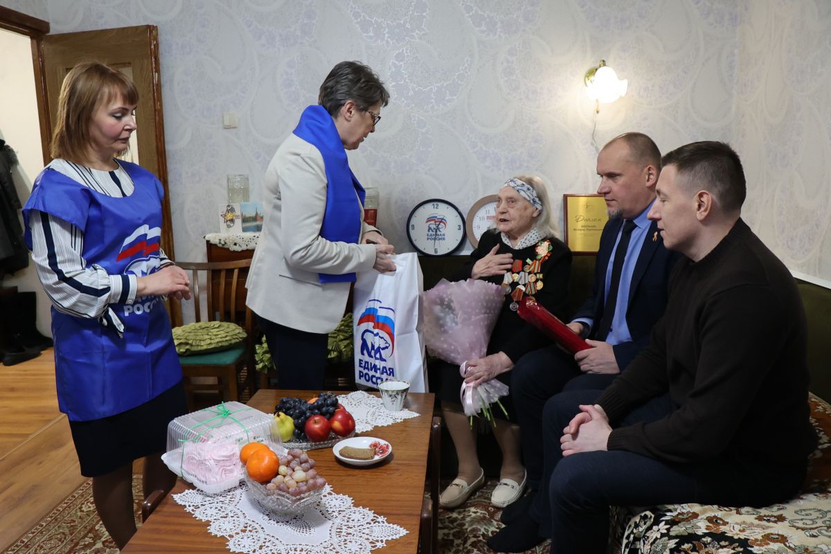 В Инте «Единая Россия» навестила 99-летнюю жительницу блокадного Ленинграда