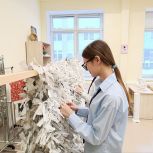 Изготовление масксетей: взрослые и дети помогают бойцам СВО