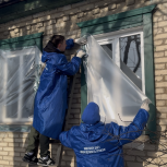 «Молодая Гвардия Единой России» помогает в ликвидации последствий обстрела в Дебальцево (ДНР)