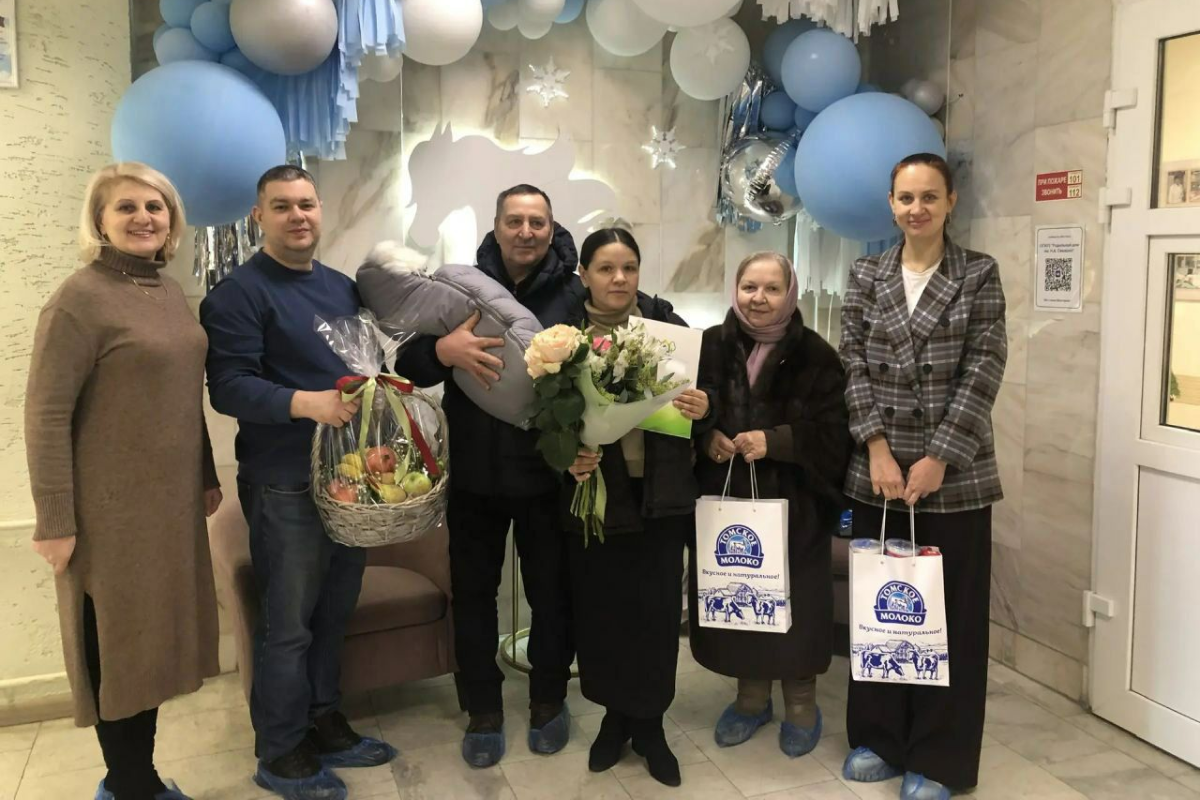 «Единая Россия» поздравила семью из Томска с рождением десятого ребенка