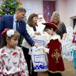 Новогодняя сказка объединила партийцев и детей Усть-Катава