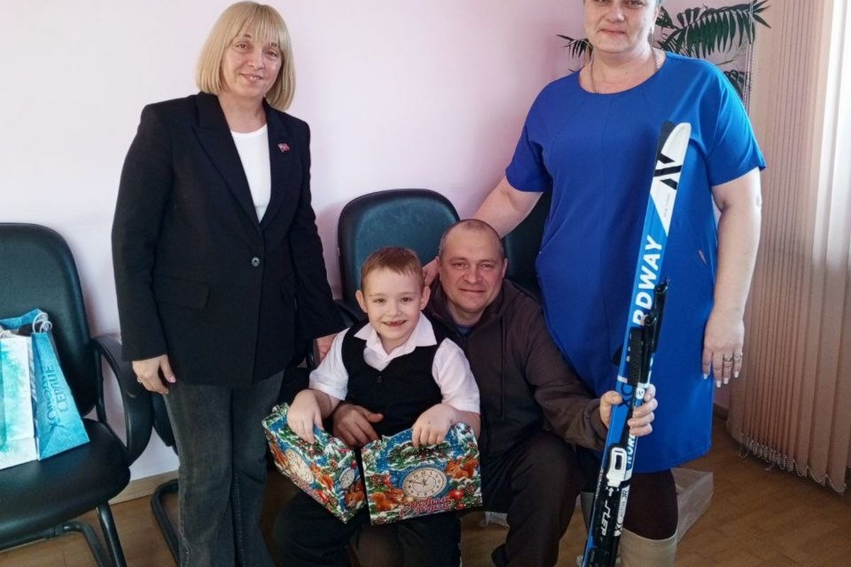 Кузбасские школьники получили подарки от единороссов