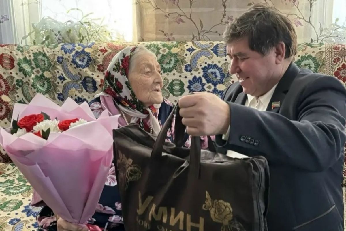 В селе Новые Чути партийцы поздравили местных жительниц с 90-летием