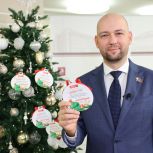 Максим Руднев поддержал акцию «Добрая ёлка» и исполнил мечту дочери участника СВО