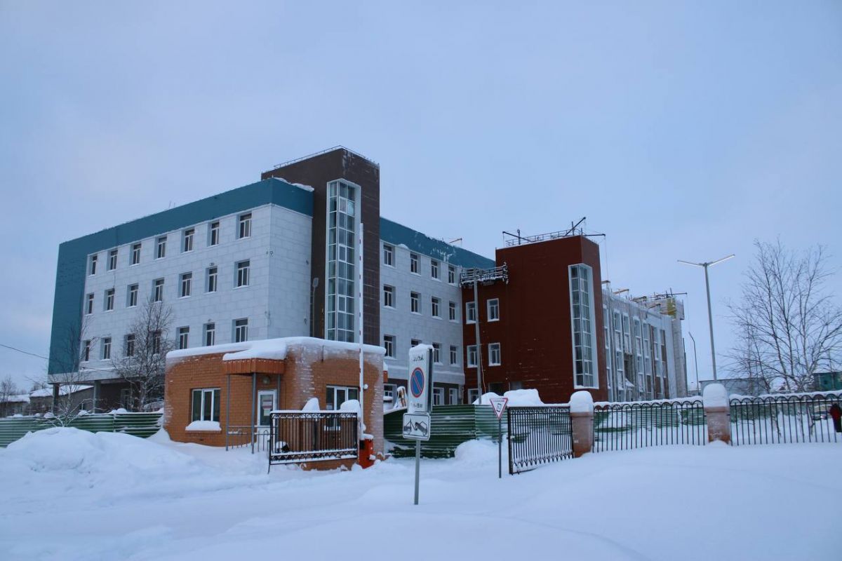 Ход строительных работ нового педиатрического корпуса больницы под контролем у партийцев Губкинского