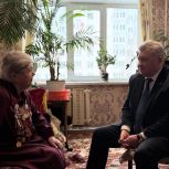 Партийцы поздравляют ветеранов с Новым годом