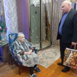 В новогодние праздники партийцы традиционно навещают ветеранов