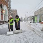 Волонтеры Московской «Единой России» помогают городским службам справляться с последствиями снегопада