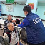 «Единая Россия» передала новогодние игрушки постояльцам омского пансионата для пожилых людей