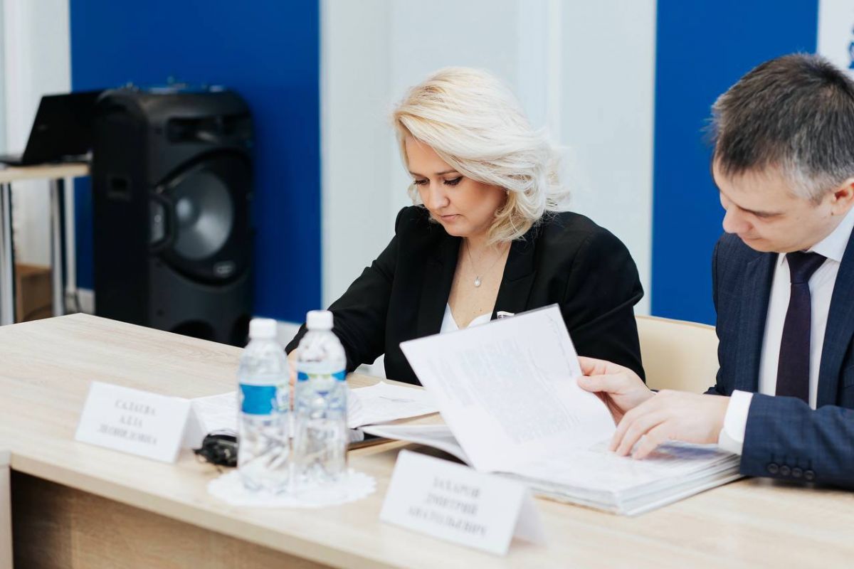 Депутат Госдумы Алла Салаева вручила ключи от квартиры выпускнику ФСО и его матери в Чебоксарах: «Пусть новый дом станет основой для семьи»