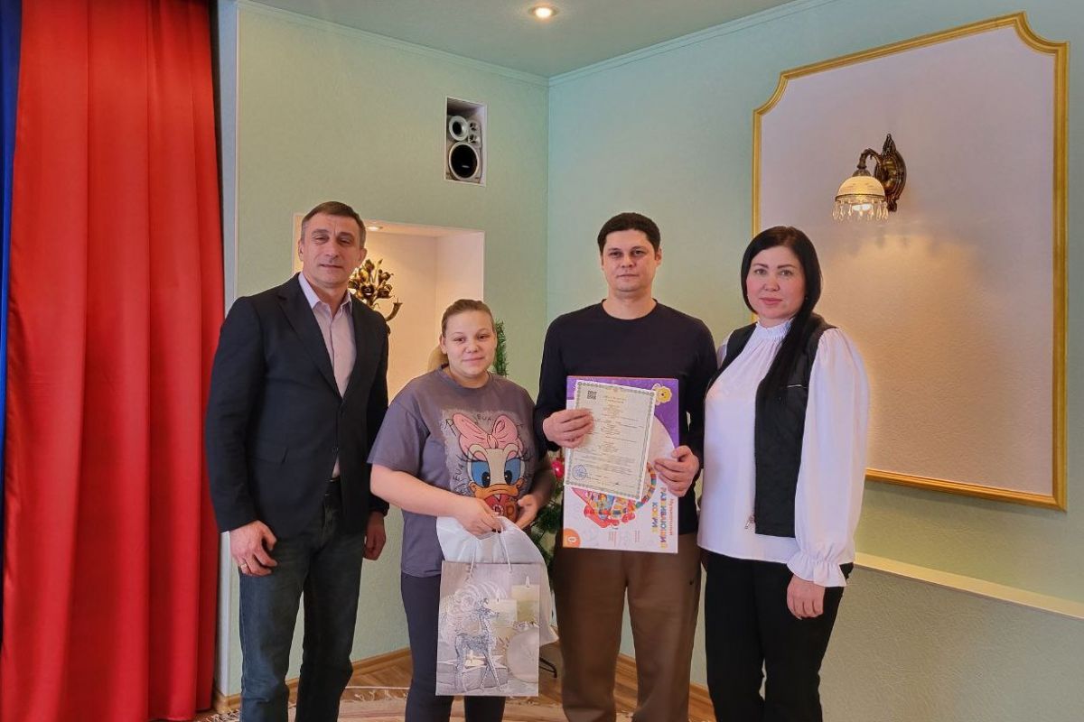 Карабашские партийцы поздравили семью, в которой родился первый ребенок в этом году
