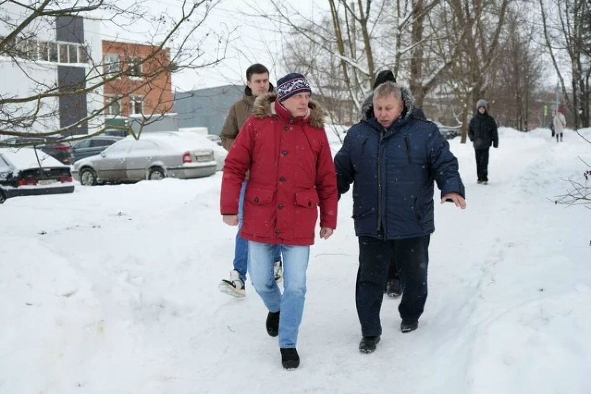 Представители «Единой России» и управляющих компаний проверили ход уборки снега во дворах Ремсельмаша
