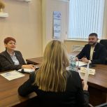 Партийцы продолжают проводить личные приемы жителей