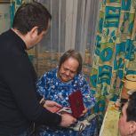 Андрей Чибис вручил памятную медаль  Валентине Андреевне Корякиной
