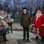 Александр Козловский поздравил сотрудников великолукской «инфекционки» с наступающим Новым годом