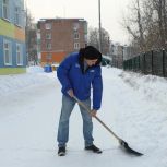Волонтеры «Единой России» помогли детскому саду с уборкой снега