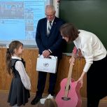 Депутаты гордумы вручили новогодние подарки юным екатеринбуржцам