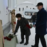 В Междуреченском округе в рамках партпроекта открыли мемориальную доску Почётному жителю Геннадию Рогозину