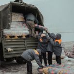 Автомобили, генераторы, медикаменты: реготделения «Единой России» отправили новые гумконвои за «ленту»