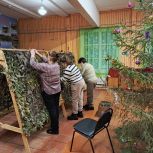 Активисты первичных отделений партии «Единая Россия» Вознесенского муниципального округа изготовили очередную партию маскировочных сетей для российских бойцов