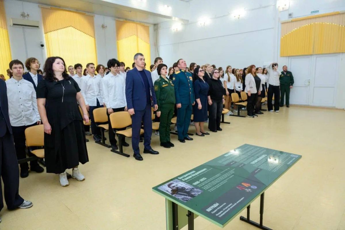 В гимназии №1 состоялось торжественное открытие «Парты Героя»