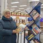 По инициативе Владимира Семенова в МФЦ Нефтеюганска обновили книжные стойки