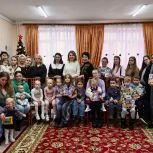 Ольга Хитрова и активистки Женского движения навестили подопечных из «Маленькой мамы»