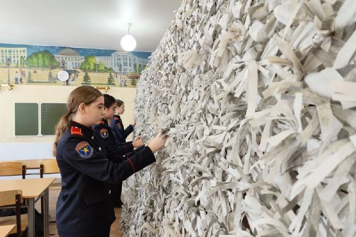 Саратовские школьники продолжают изготавливать масксети для отправки в зону СВО