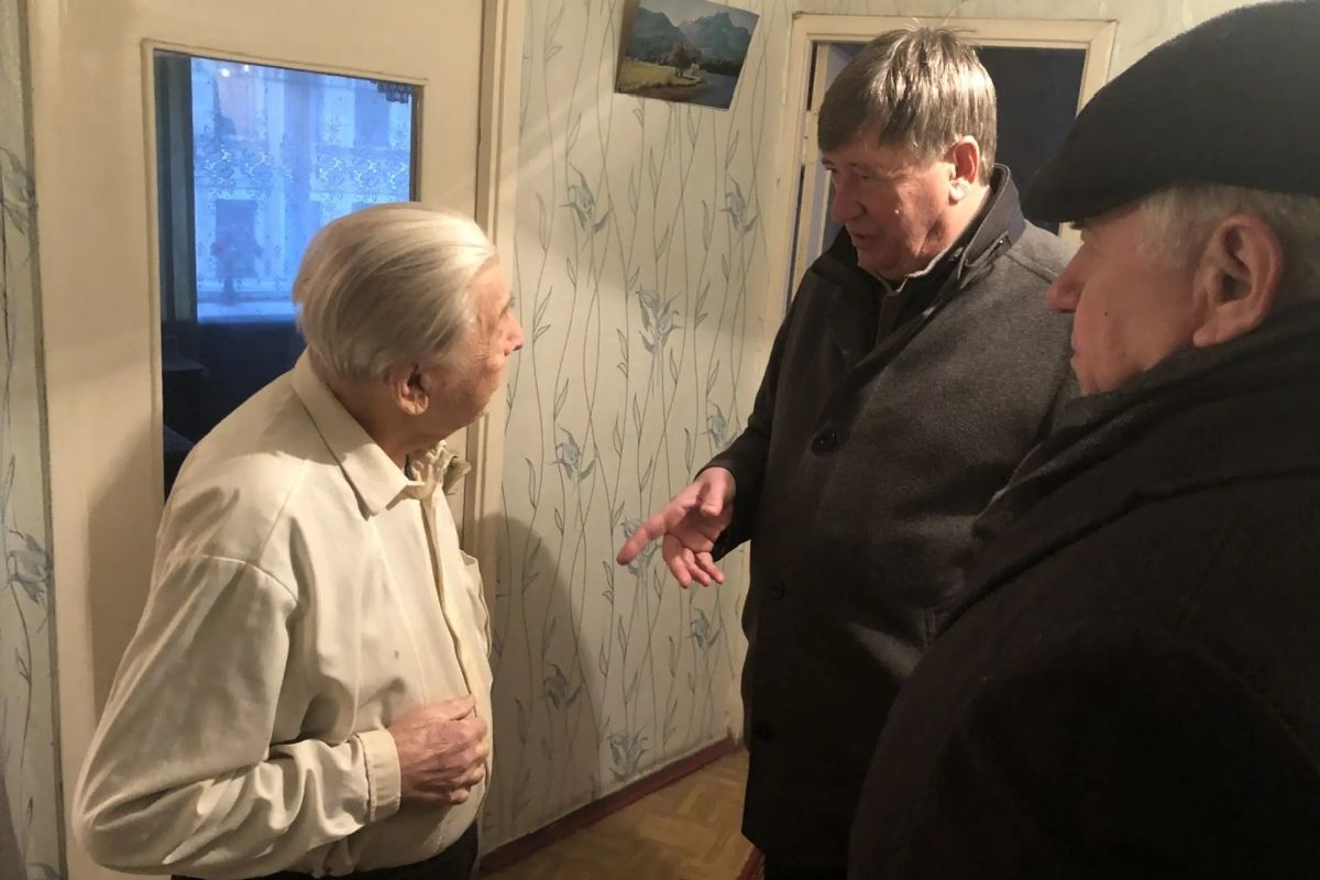 «С Новым годом, ветеран!»: единороссы поздравили заслуженных жителей Северной столицы