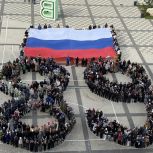 Молодогвардейцы запустили патриотический проект, организовали хоккейный турнир и приняли участие в гуманитарных миссиях в 2025 году