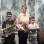 Набор юного художника, радиоуправляемая машина и конструктор: как депутаты исполнили мечты детей