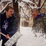 «Снежный десант» расчистил территории московских военных госпиталей от снега